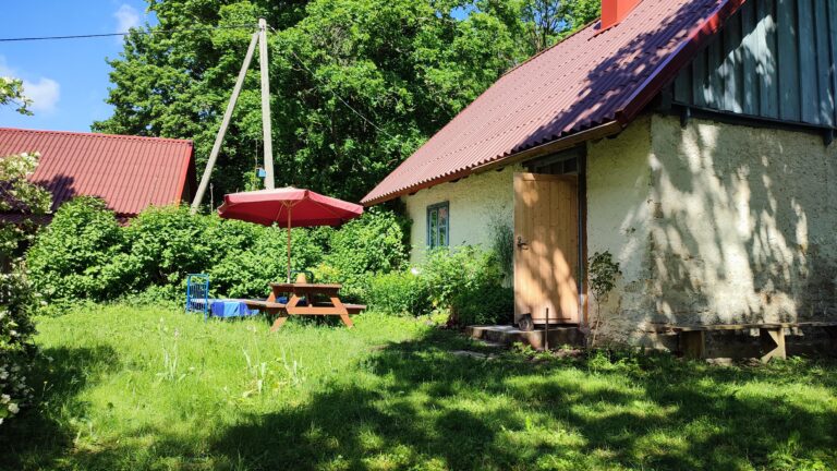 Viini puhkemaja kodumajutus Mustjalas, Saaremaal. Vaade sissepääsule